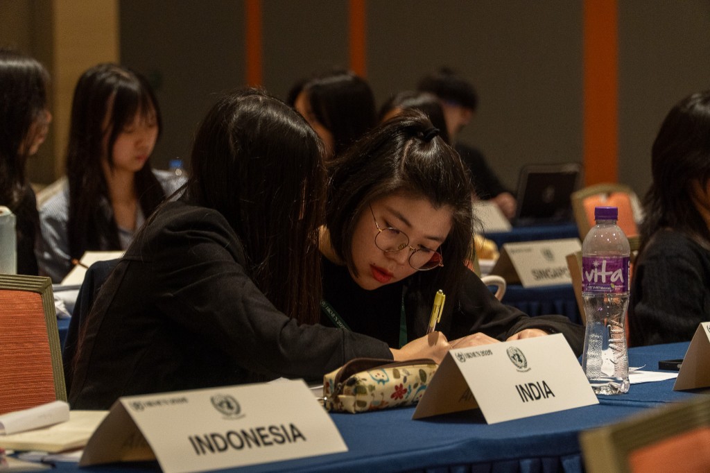 Two delegates collaborating at India table